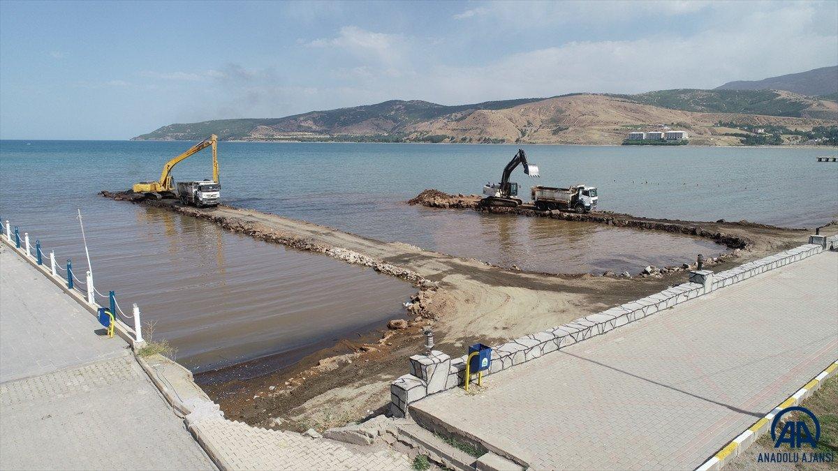 Van Gölü'nde dip çamuru temizliği devam ediyor