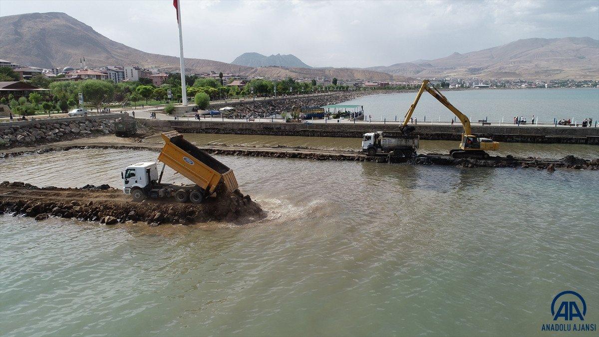 Van Gölü'nde dip çamuru temizliği devam ediyor