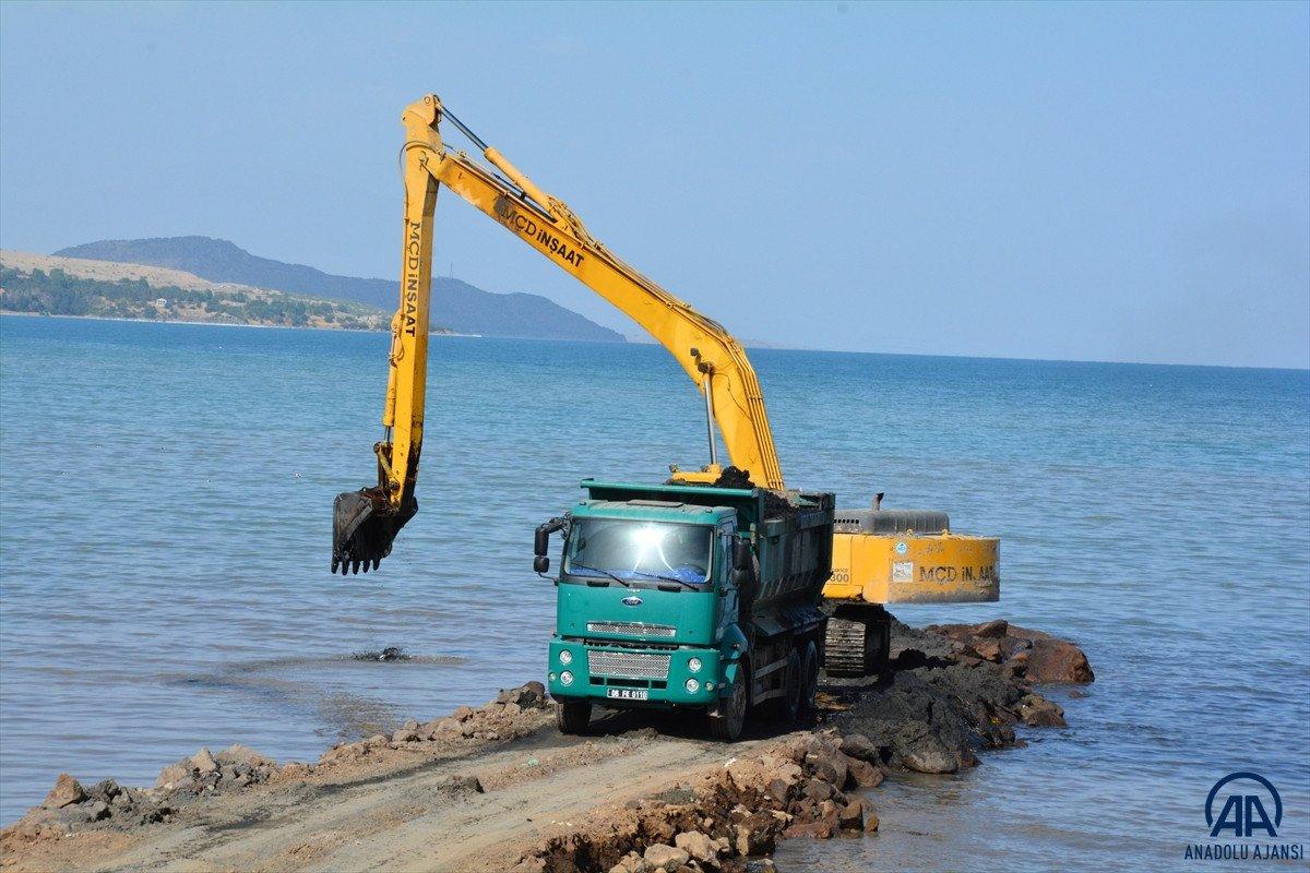 Van Gölü'nde dip çamuru temizliği devam ediyor