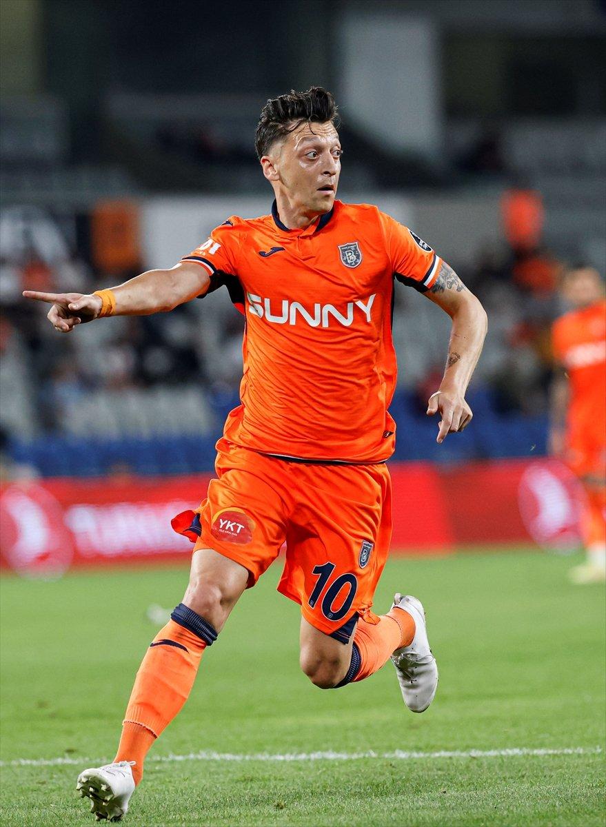 Mesut Özil, Başakşehir ile ilk maçına çıktı