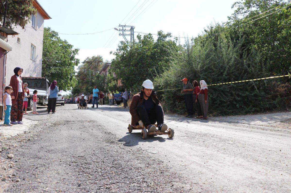 Adana’da tahta araba yarışı