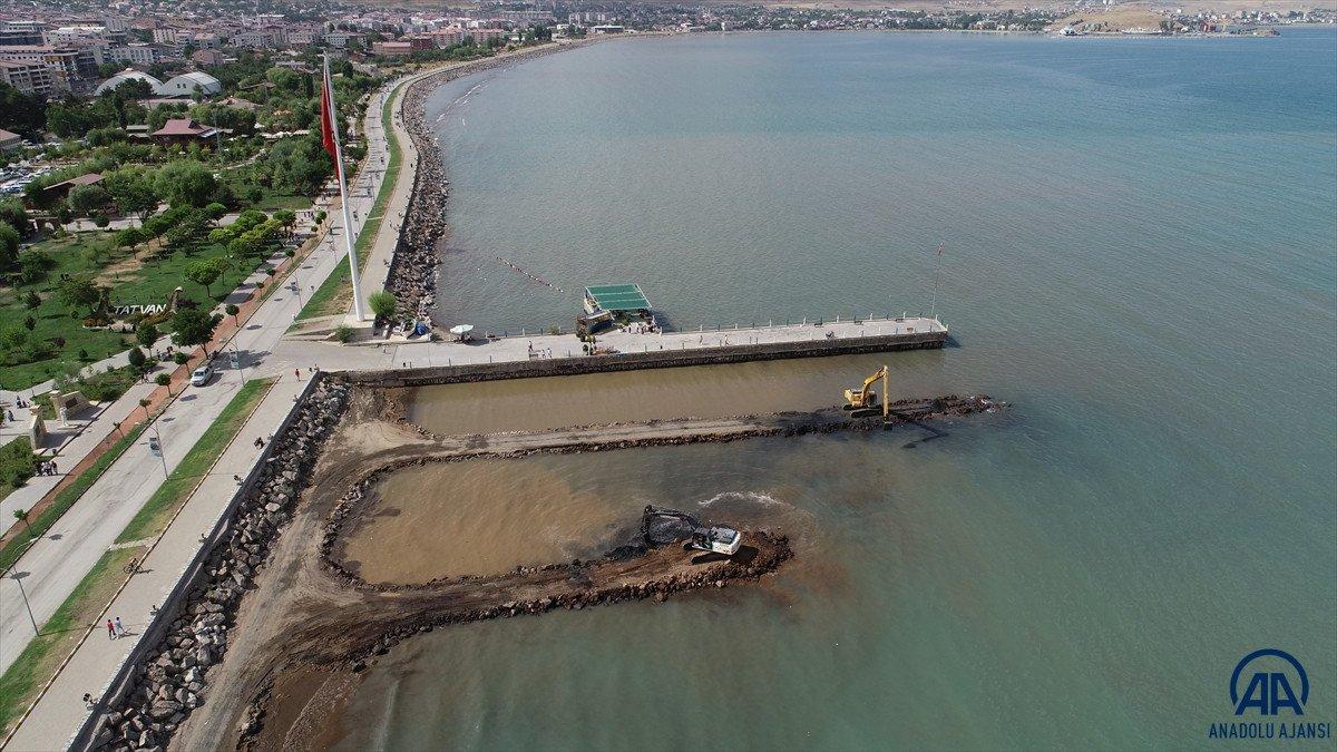 Van Gölü'nde dip çamuru temizliği devam ediyor