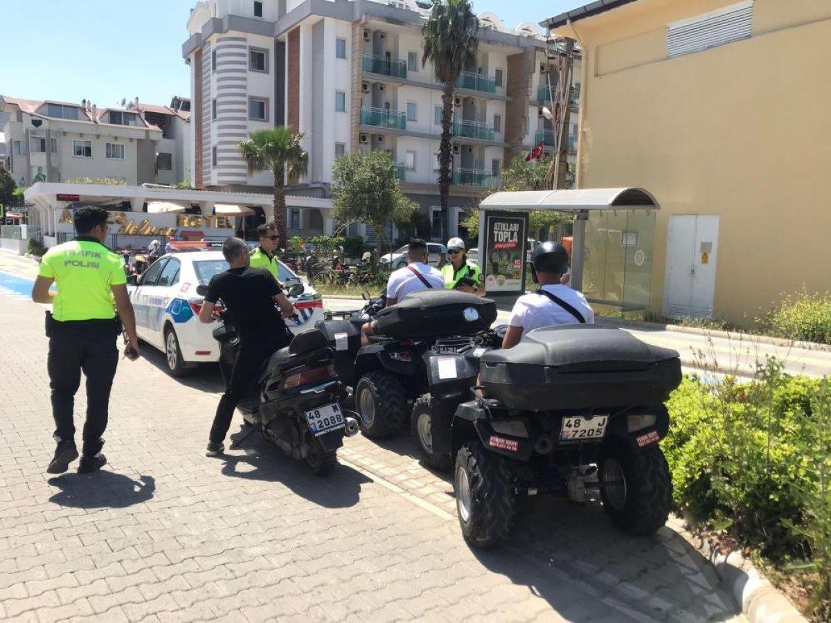 Muğla'da şehir merkezinde drift atan turistler kamerada