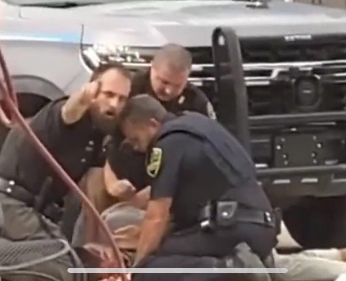 ABD'de polis şiddeti: Kafasını beton zemine vurup yumruklarla saldırdılar