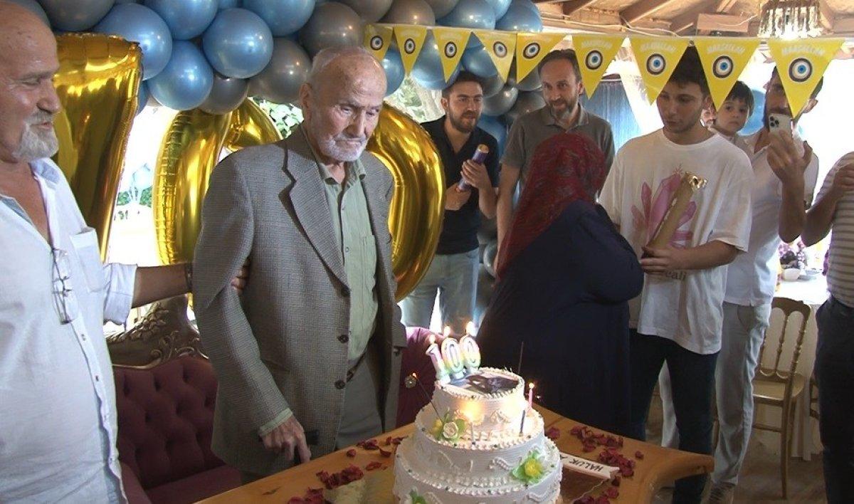 Konya'da 100 yıl boyunca doğum gününü kutlamayan adama yeni yaş sürprizi