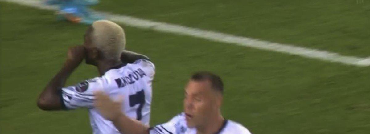 Belhanda ve Onyekuru'dan tribünlere tepki çeken hareket