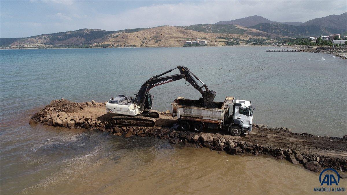 Van Gölü'nde dip çamuru temizliği devam ediyor