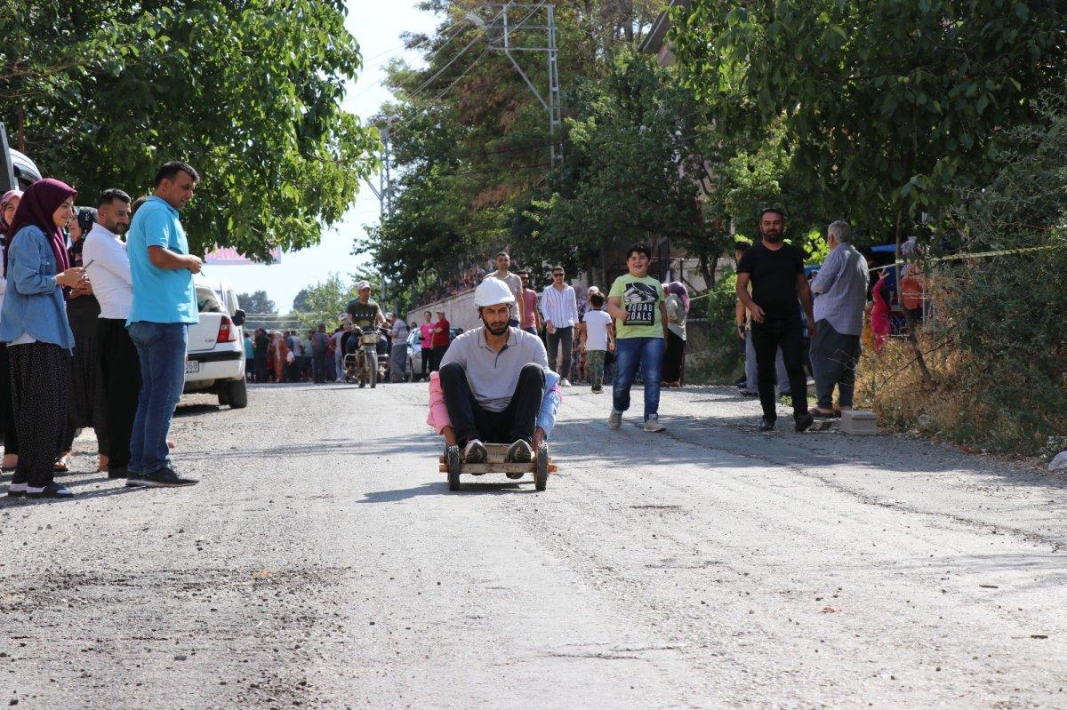 Adana’da tahta araba yarışı