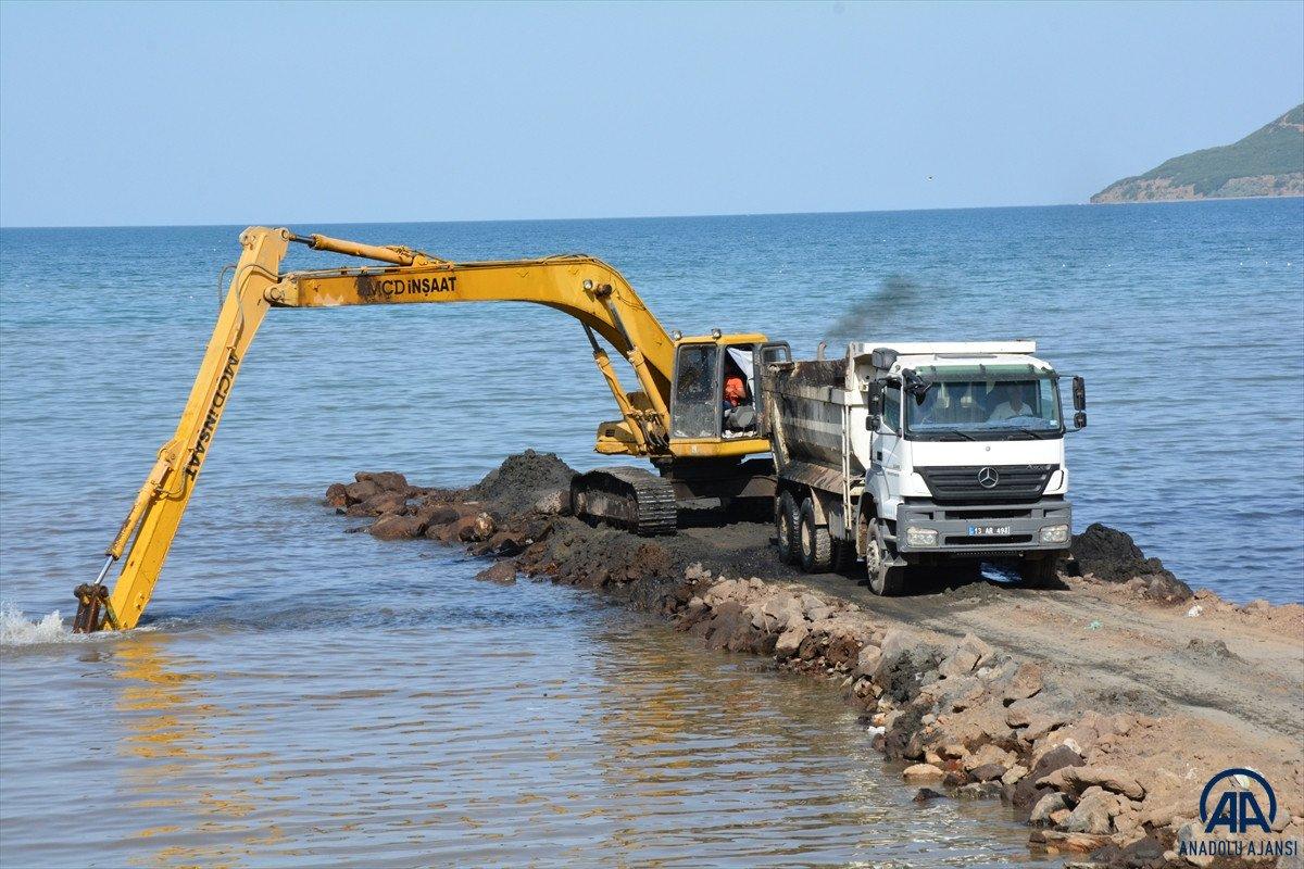 Van Gölü'nde dip çamuru temizliği devam ediyor