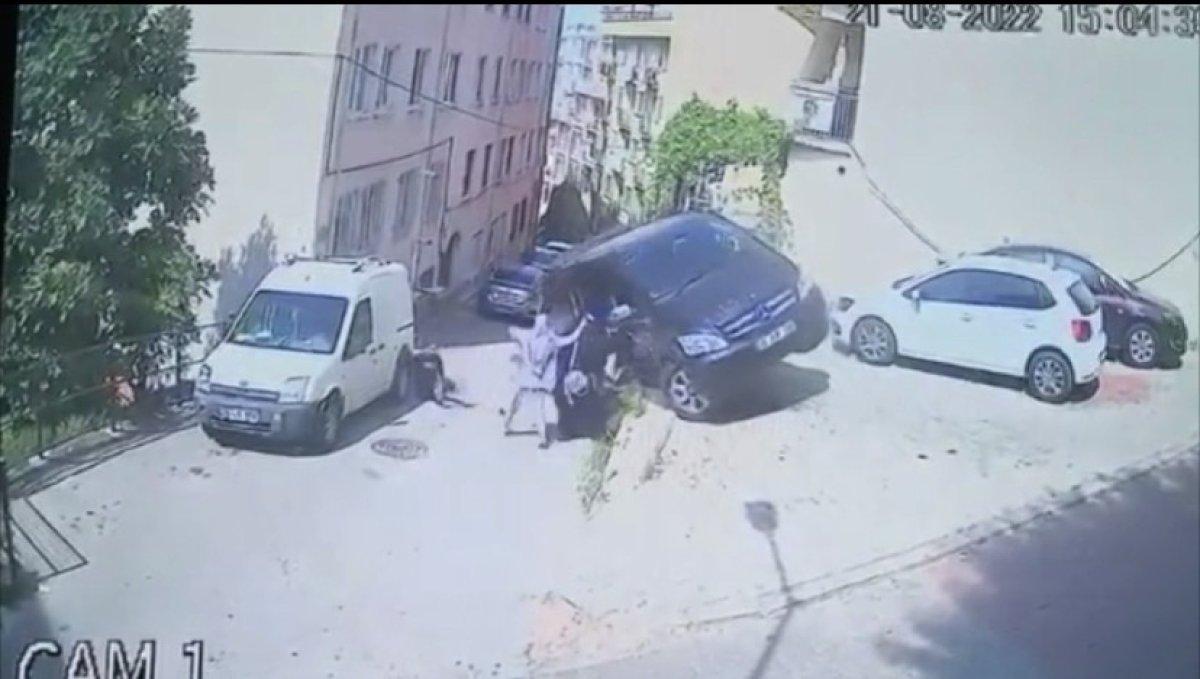 Bursa'da park halindeki araç hareket etti: Kadınlar güçlükle tuttu