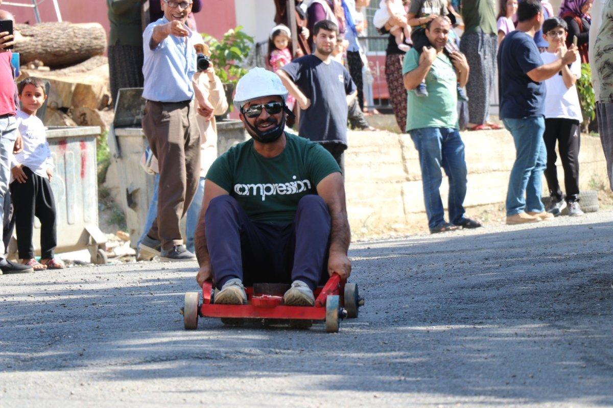 Adana’da tahta araba yarışı