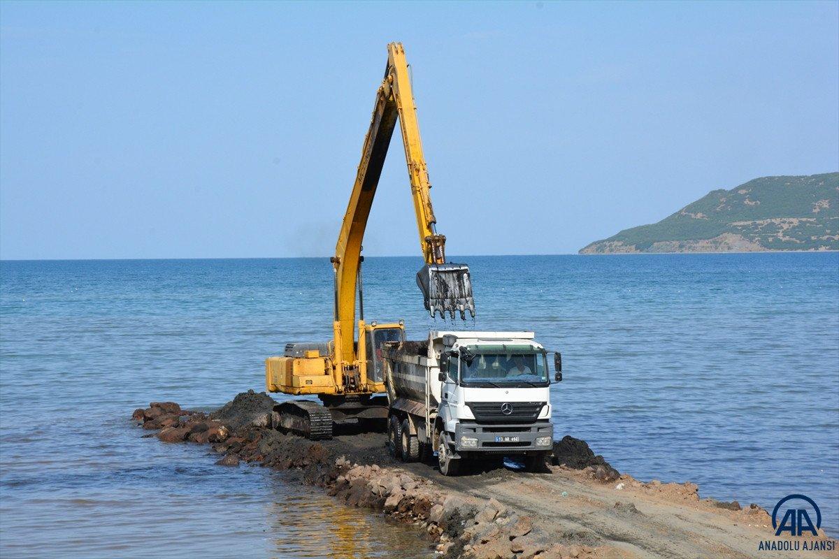 Van Gölü'nde dip çamuru temizliği devam ediyor