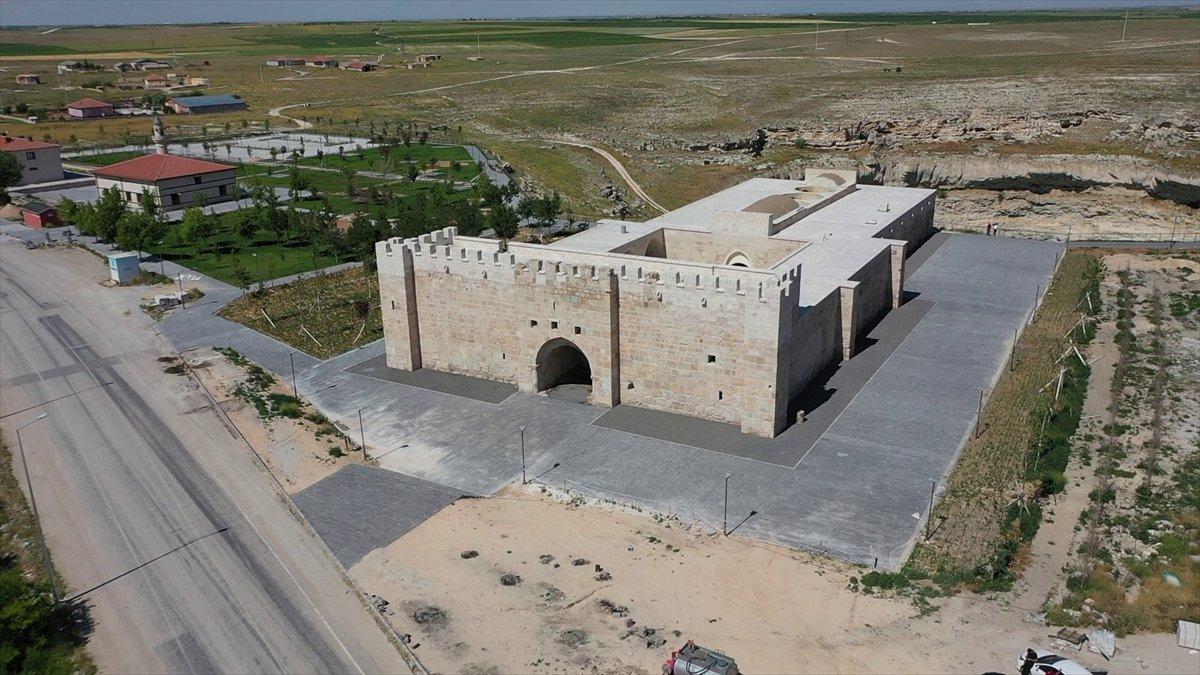 Konya'da obruk gölü manzaralı han ziyarete açılıyor