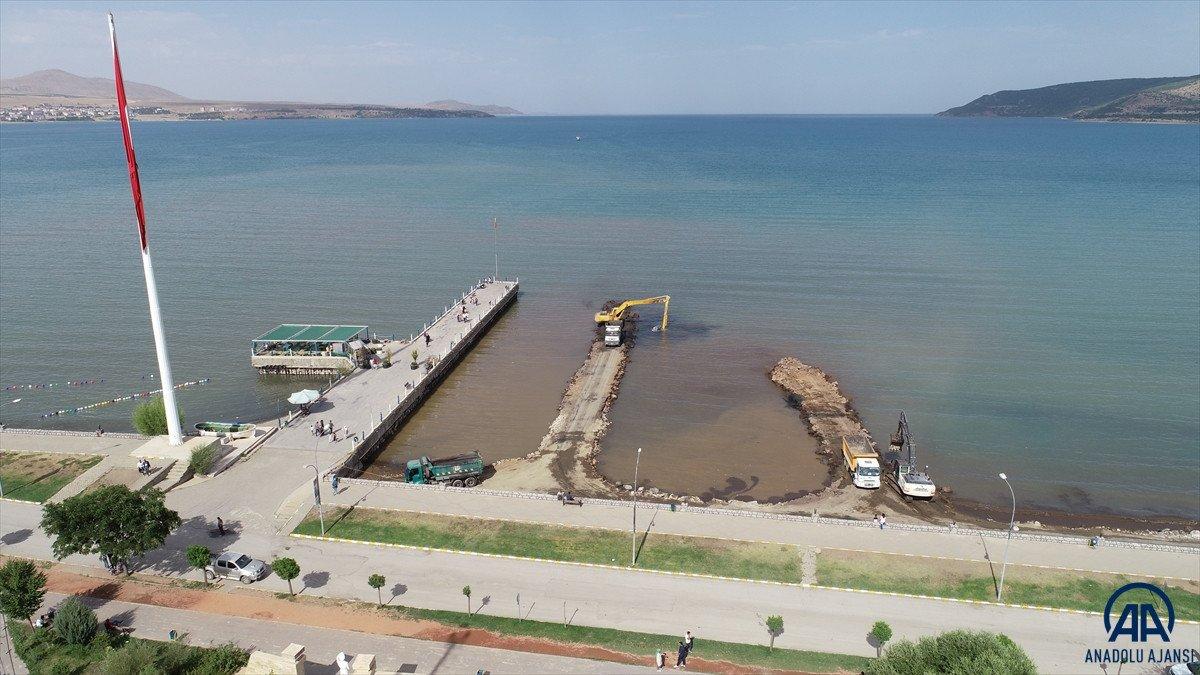 Van Gölü'nde dip çamuru temizliği devam ediyor