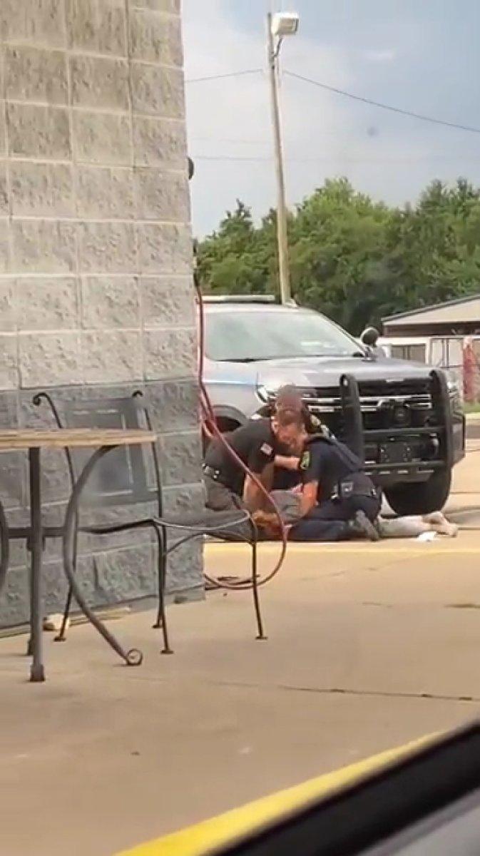 ABD'de polis şiddeti: Kafasını beton zemine vurup yumruklarla saldırdılar