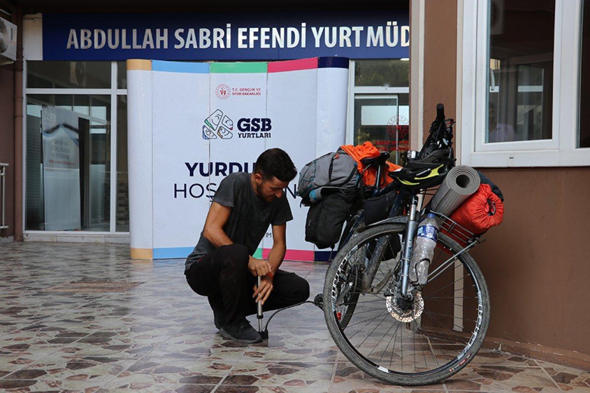 Van'dan bisikletiyle seyahate çıkan genç KYK yurtlarında konaklıyor