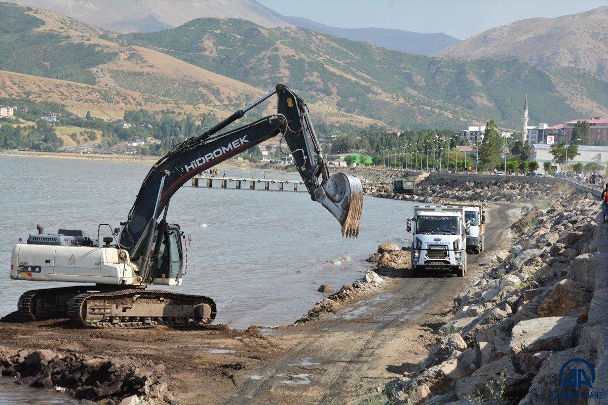 Van Gölü'nde dip çamuru temizliği devam ediyor
