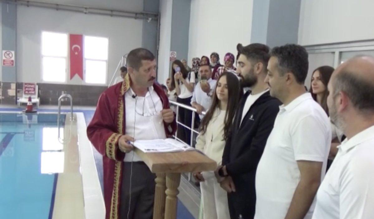 Manisa'da yüzme antrenörü çift iş yerinde nikah kıydılar