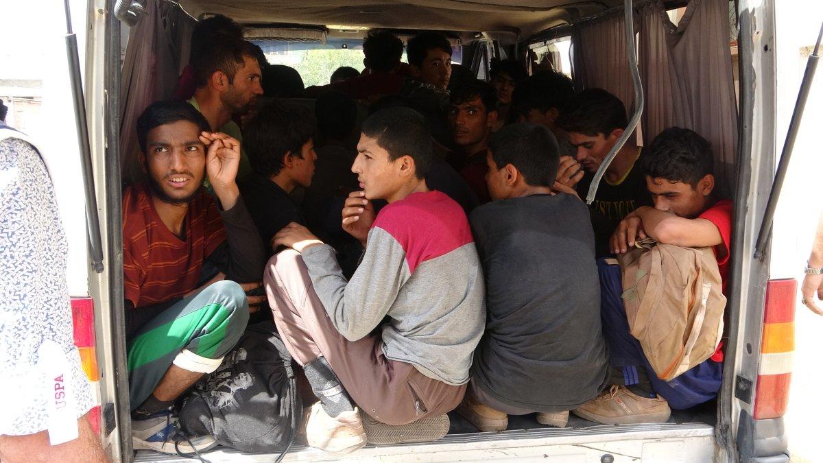 Van’da 10 kişilik minibüsten 20 kaçak göçmen çıktı