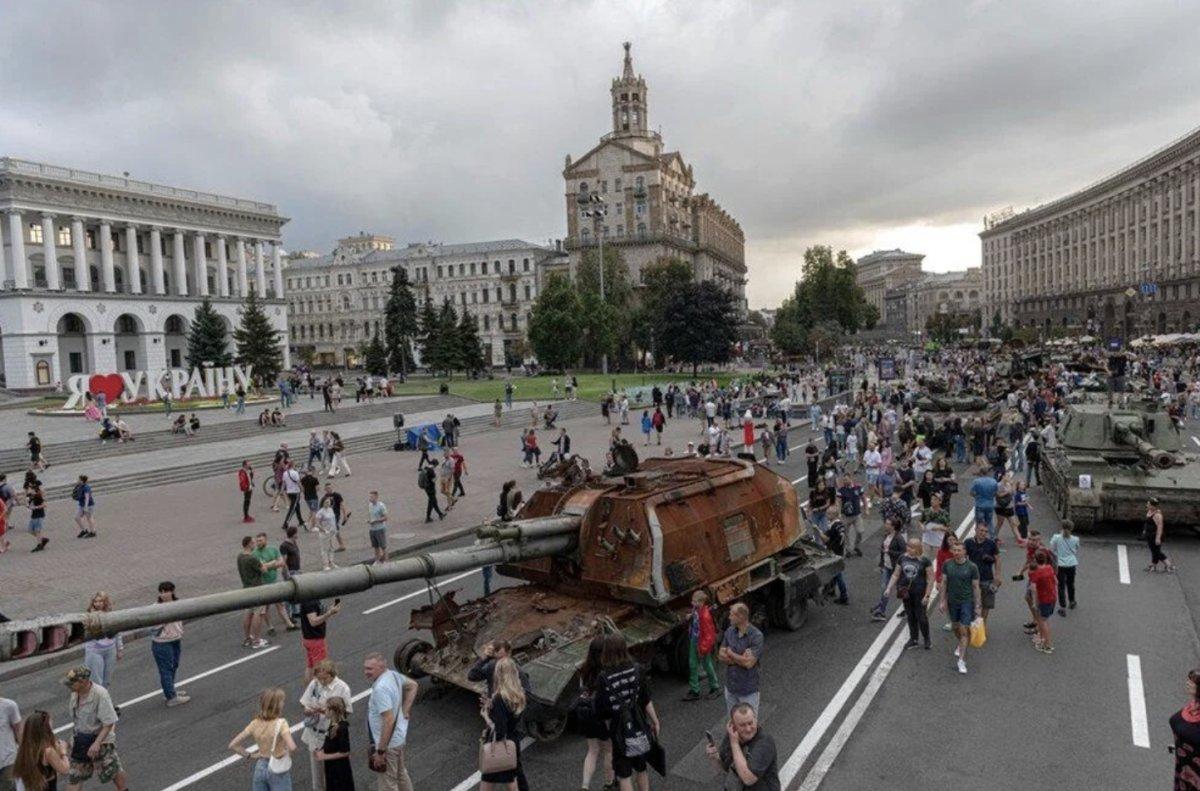 Ukrayna'nın ele geçirdiği Rus tankları Kiev'de sergileniyor