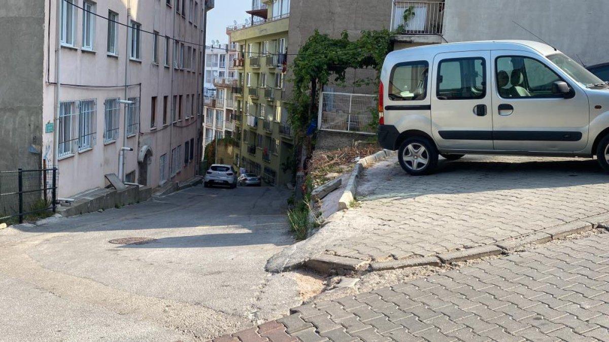 Bursa'da park halindeki araç hareket etti: Kadınlar güçlükle tuttu