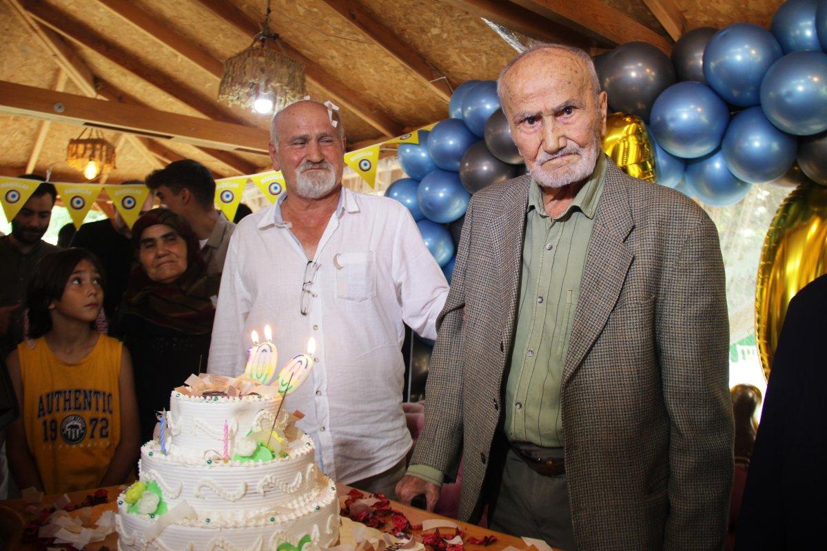 Konya'da 100 yıl boyunca doğum gününü kutlamayan adama yeni yaş sürprizi