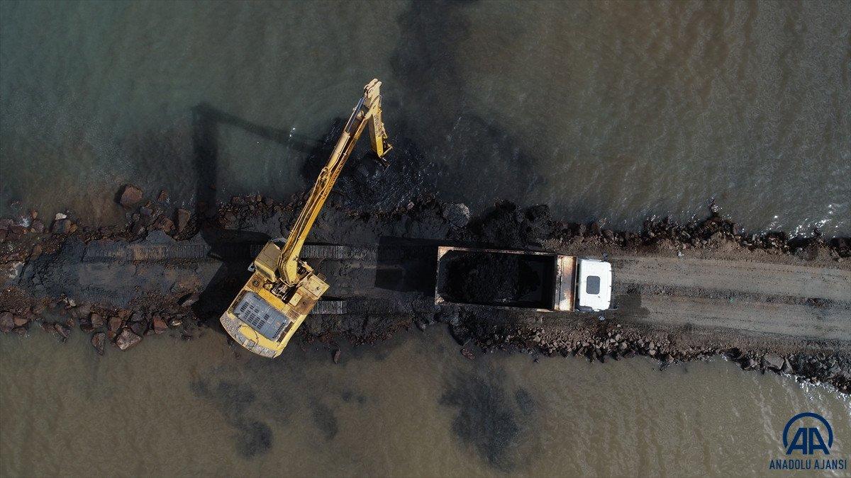Van Gölü'nde dip çamuru temizliği devam ediyor