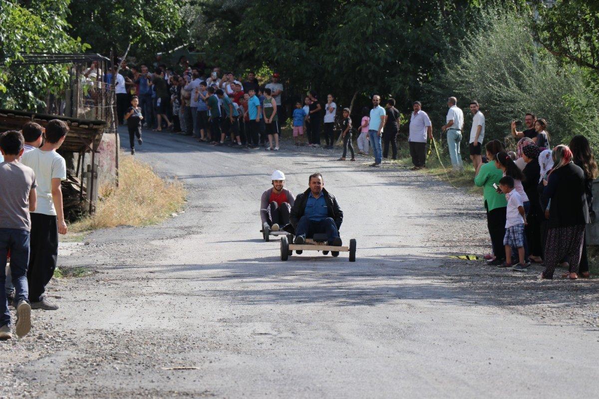Adana’da tahta araba yarışı