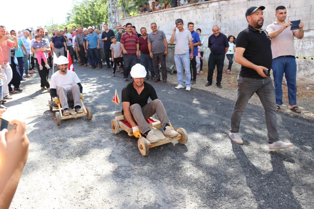 Adana’da tahta araba yarışı