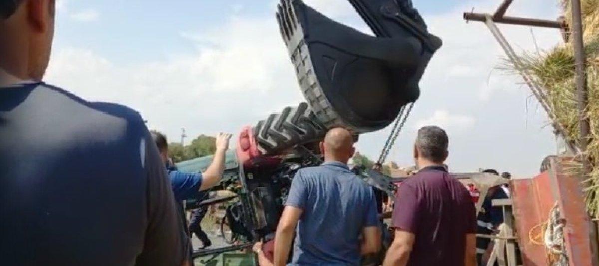 Kars’ta traktörün altında kalan sürücü güçlükle çıkarıldı