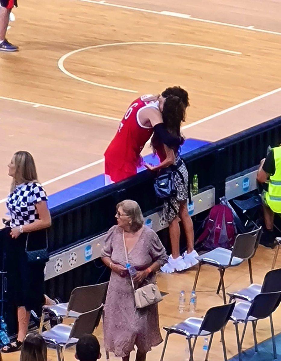 Ebru Şahin, Yunan basınında