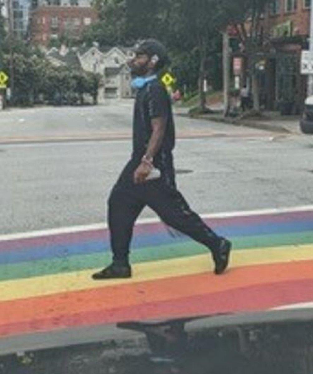 ABD’de, LGBT bayraklı yaya geçidine gamalı haç çizildi