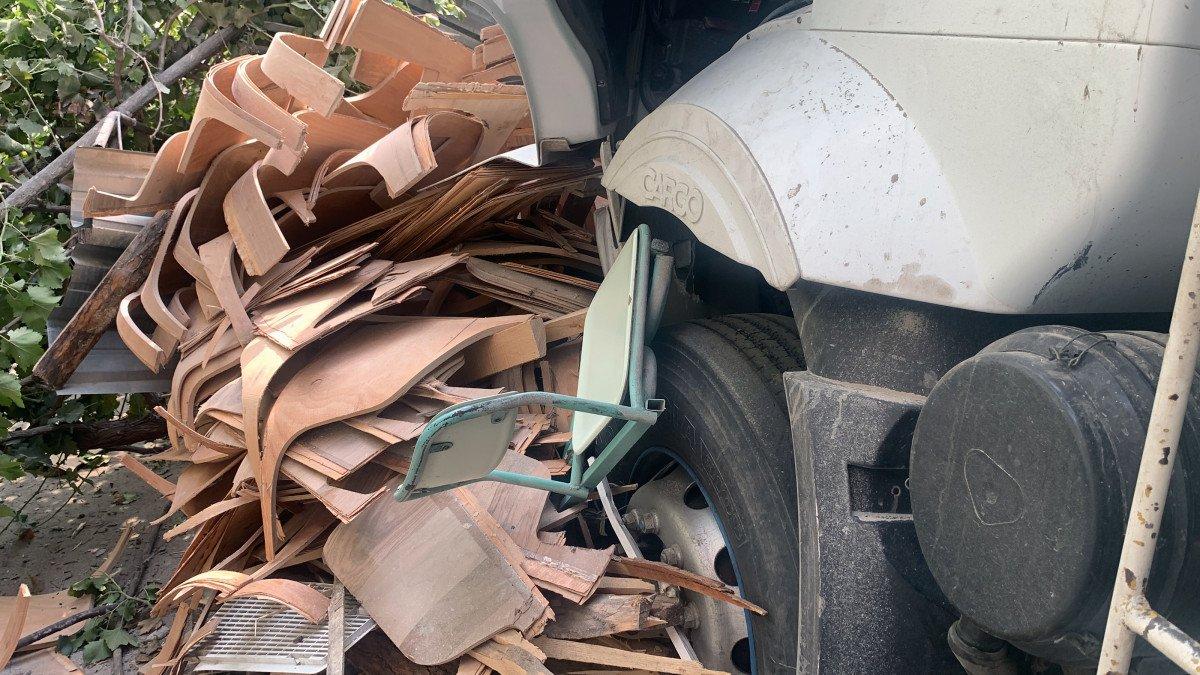 Adana’da bir kişiyi ezen kamyon, fırının odunluğuna girdi