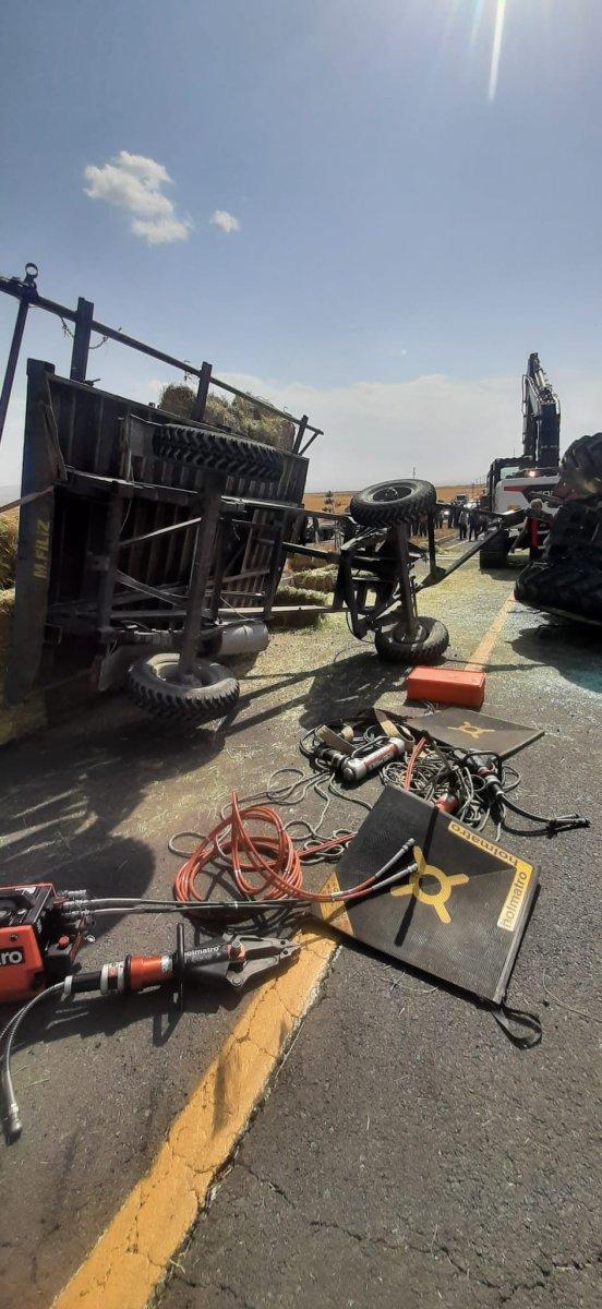 Kars’ta traktörün altında kalan sürücü güçlükle çıkarıldı