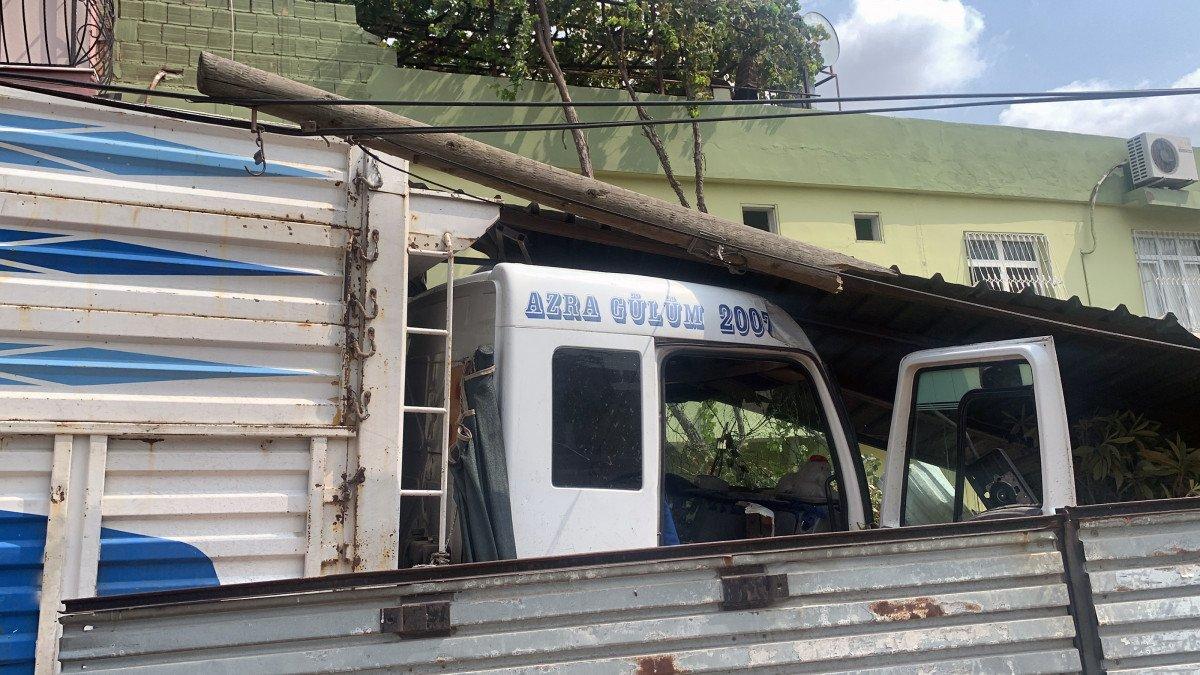 Adana’da bir kişiyi ezen kamyon, fırının odunluğuna girdi