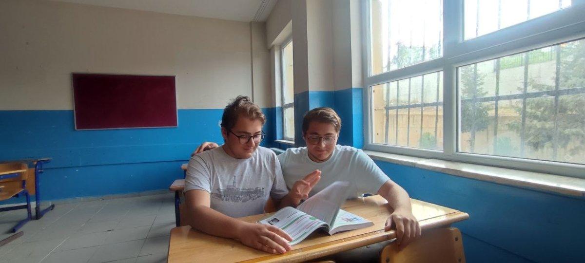 İstanbul'da tek yumurta ikizlerinin şaşırtan sınav sonucu