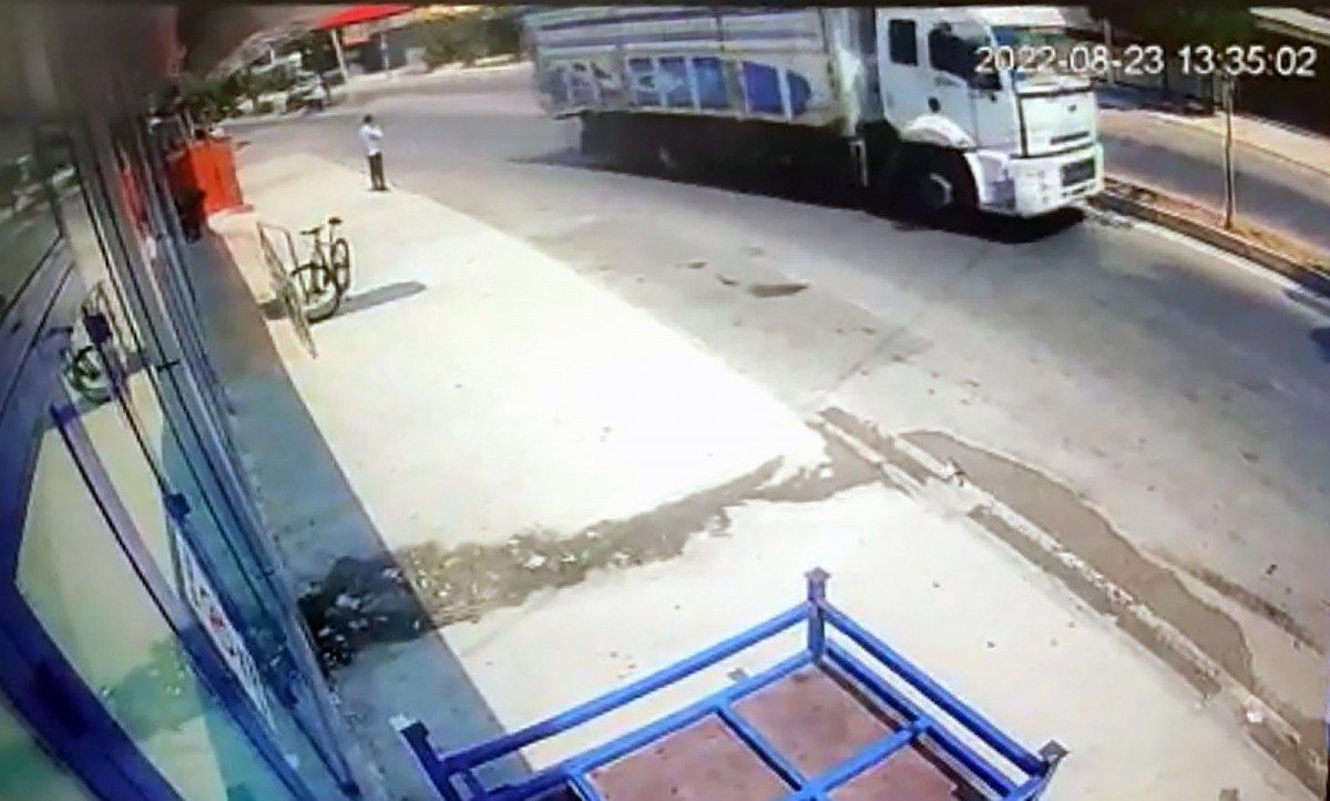 Adana’da bir kişiyi ezen kamyon, fırının odunluğuna girdi