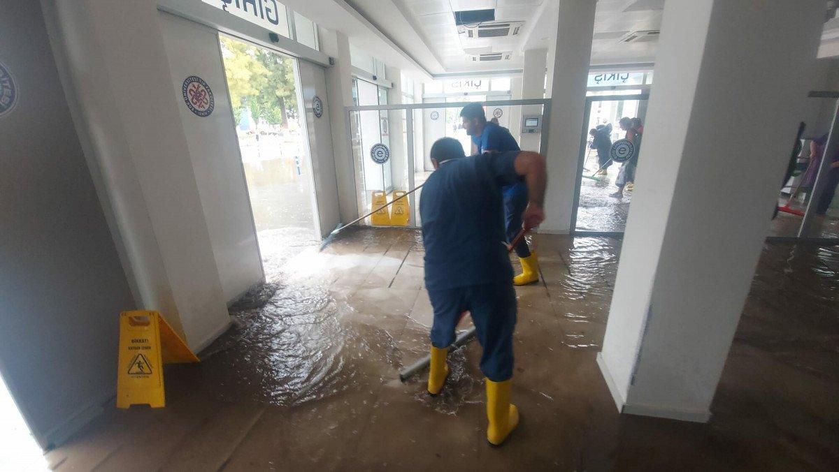 İzmir'de sağanak yağmur hayatı felç etti