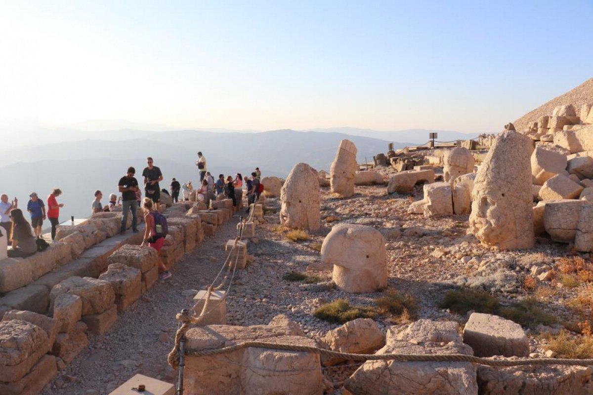 UNESCO'nun Mirası Listesi'ndeki Nemrut Dağı'nda turist yoğunluğu