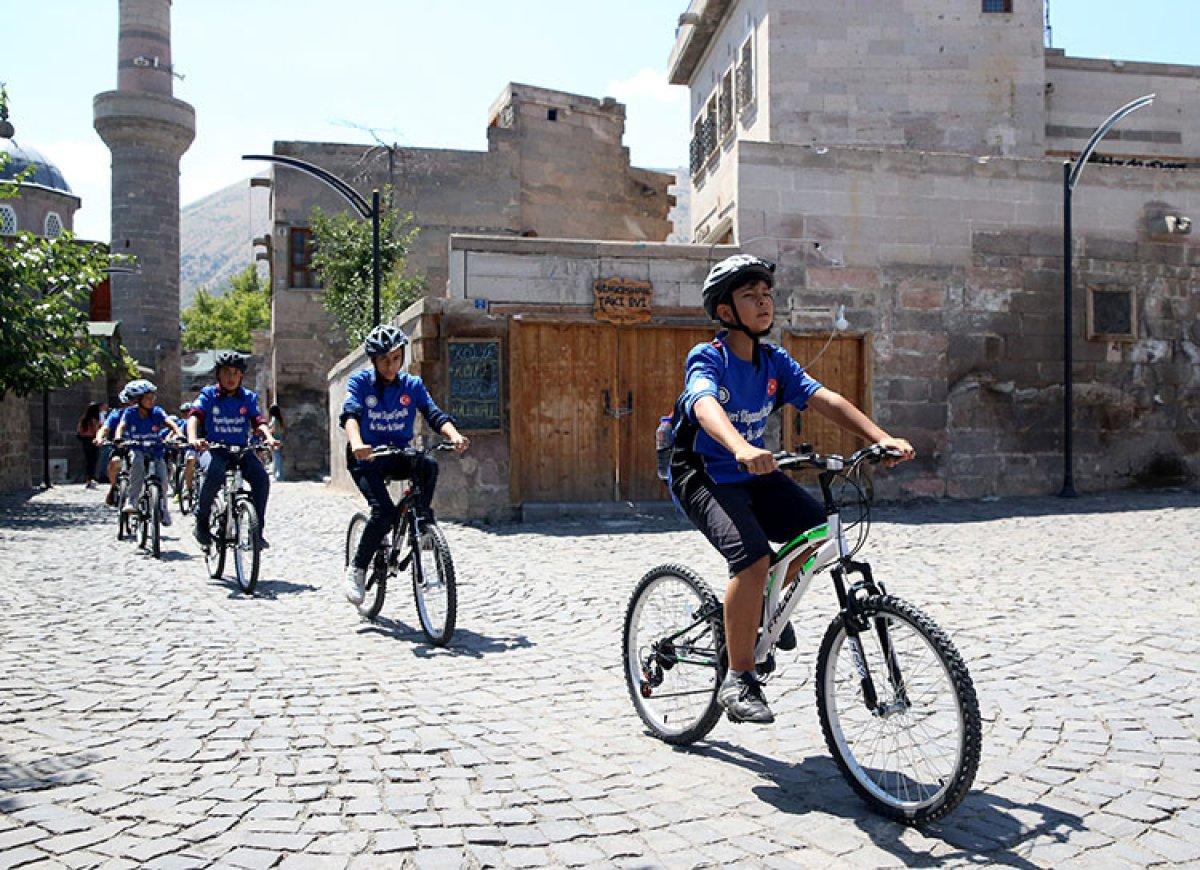 Kayseri'de çocuklar 'bisikletli cami'de Kur'an öğreniyor