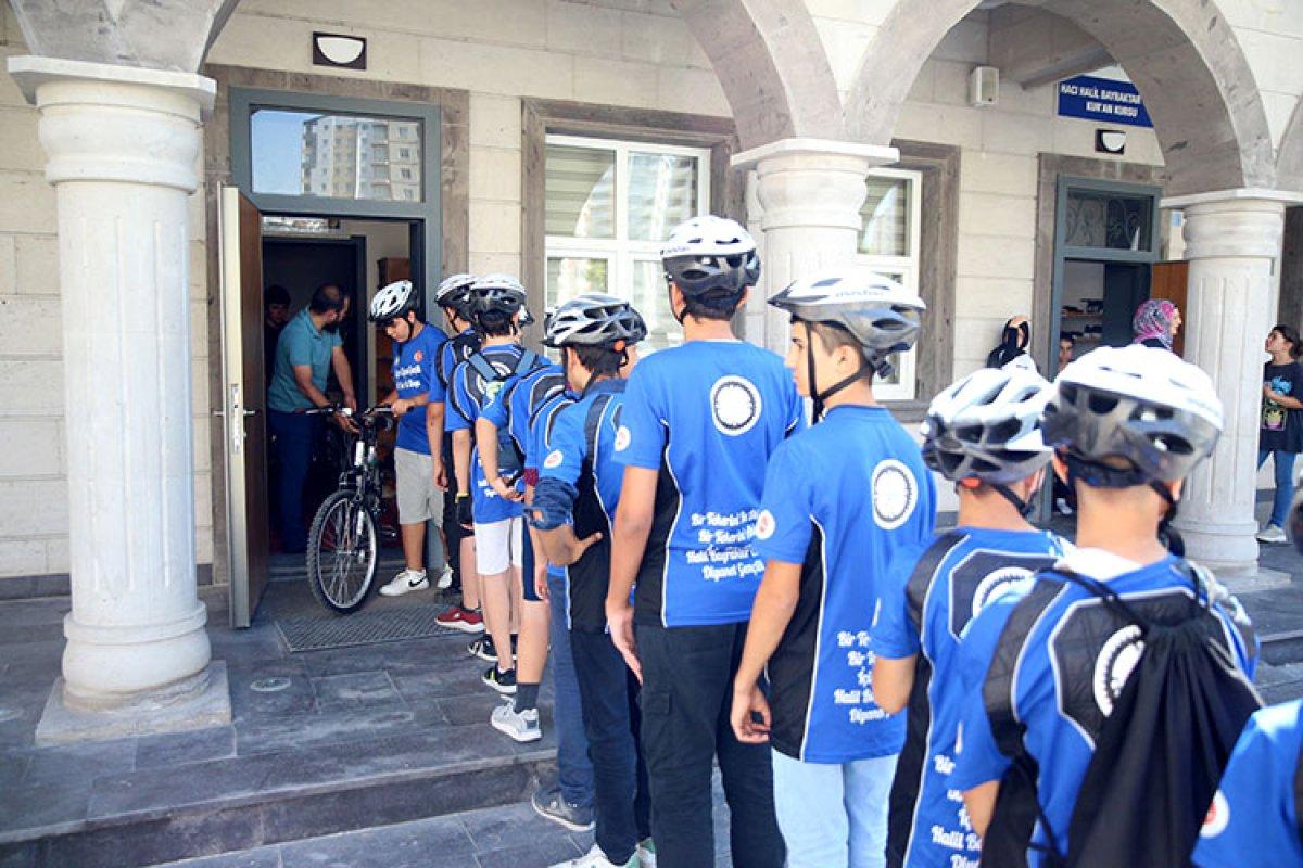 Kayseri'de çocuklar 'bisikletli cami'de Kur'an öğreniyor