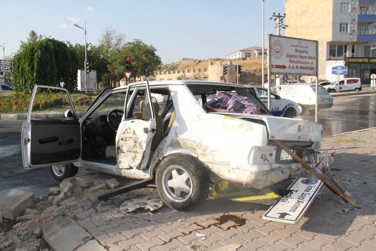 Elazığ'da yolcu minibüsü ile otomobil çarpıştı: 8 yaralı