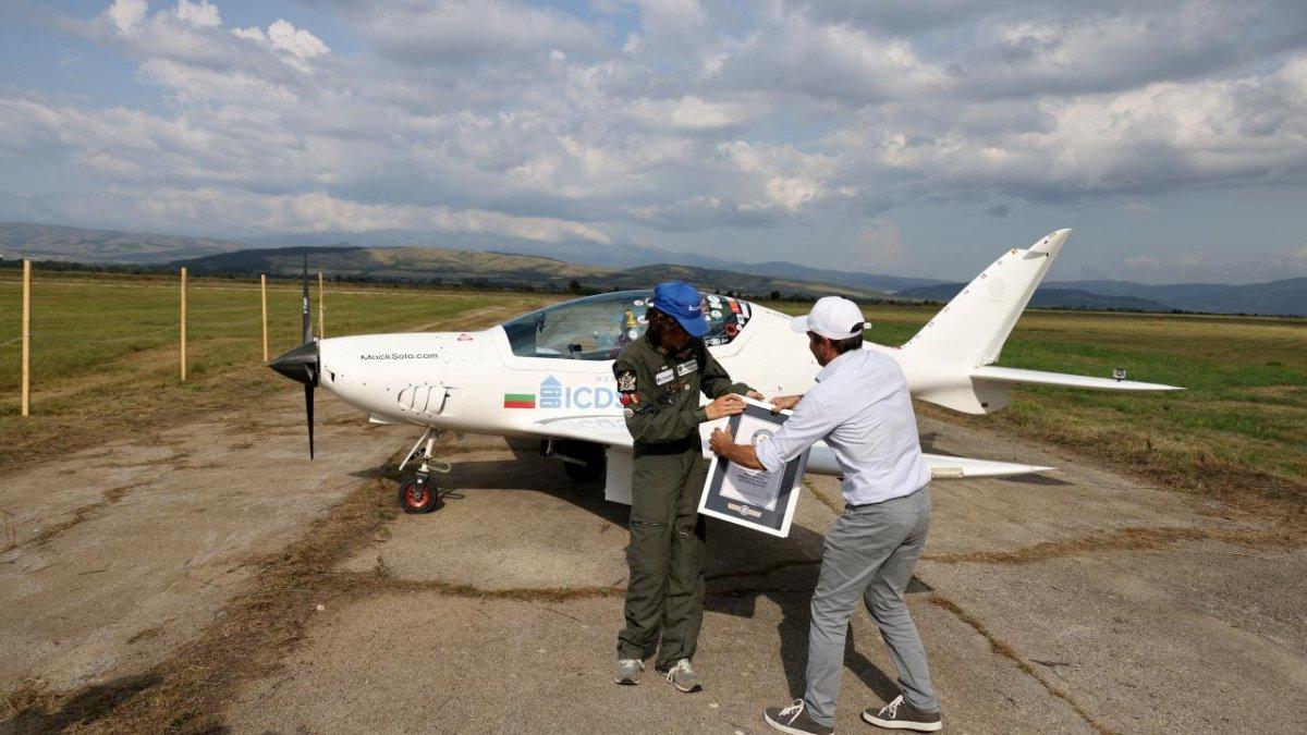 17 yaşındaki pilot Mack Rutherford, tek başına dünyanın çevresini turladı