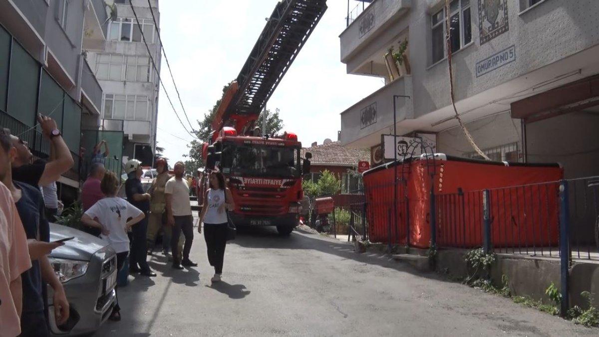 Sarıyer’de yaşlı bir kadın, bağladığı bezlerle pencereden inmeye çalıştı