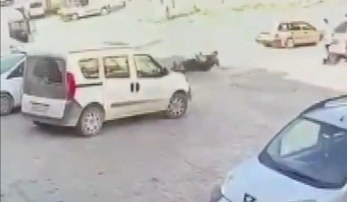 Eskişehir’de 20 yaşındaki motosikletlinin tırın altında kaldığı anlar