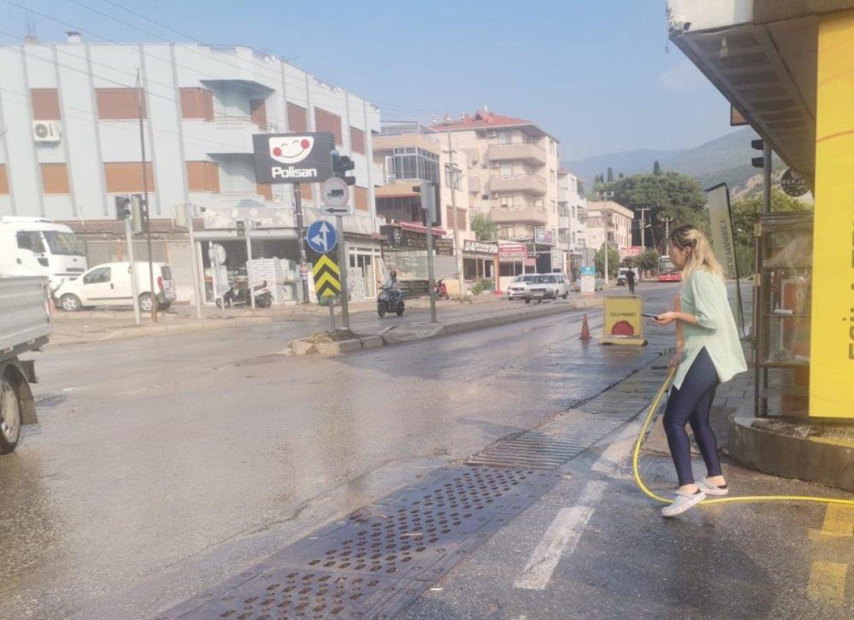 İzmir'de sağanak yine taşkına neden oldu