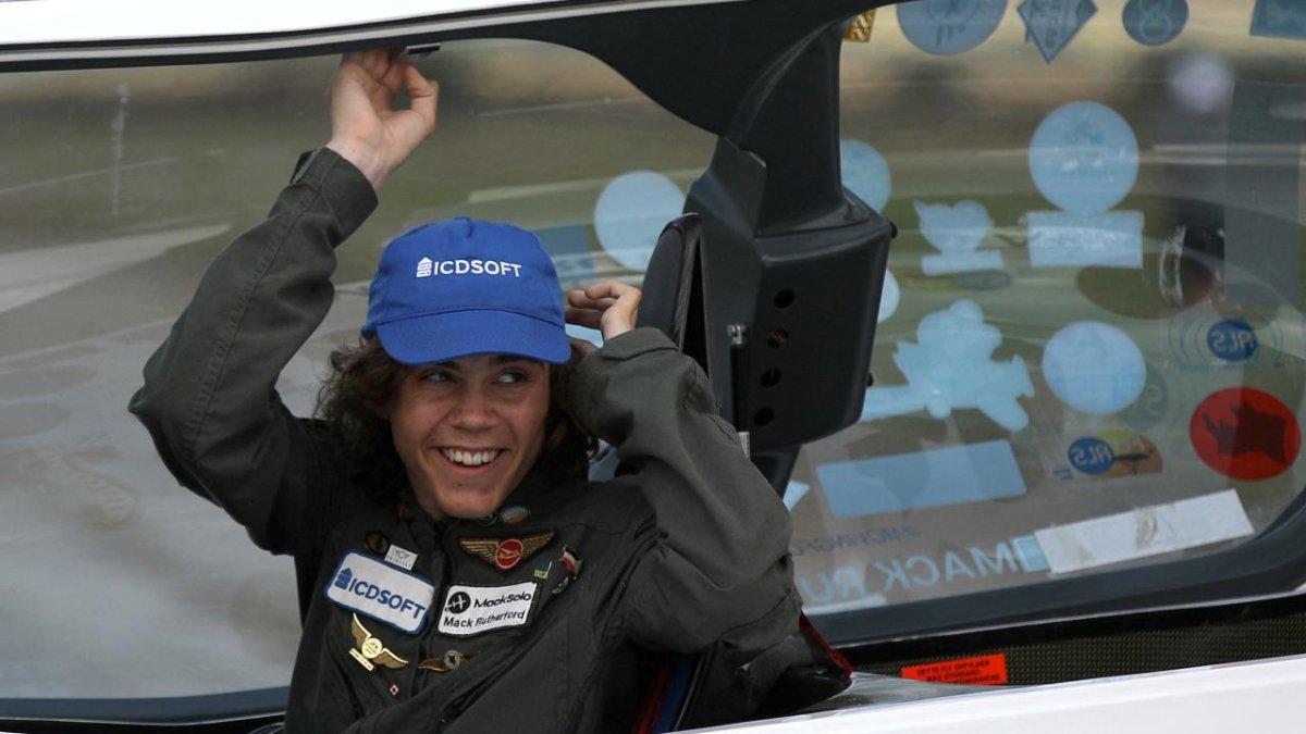 17 yaşındaki pilot Mack Rutherford, tek başına dünyanın çevresini turladı