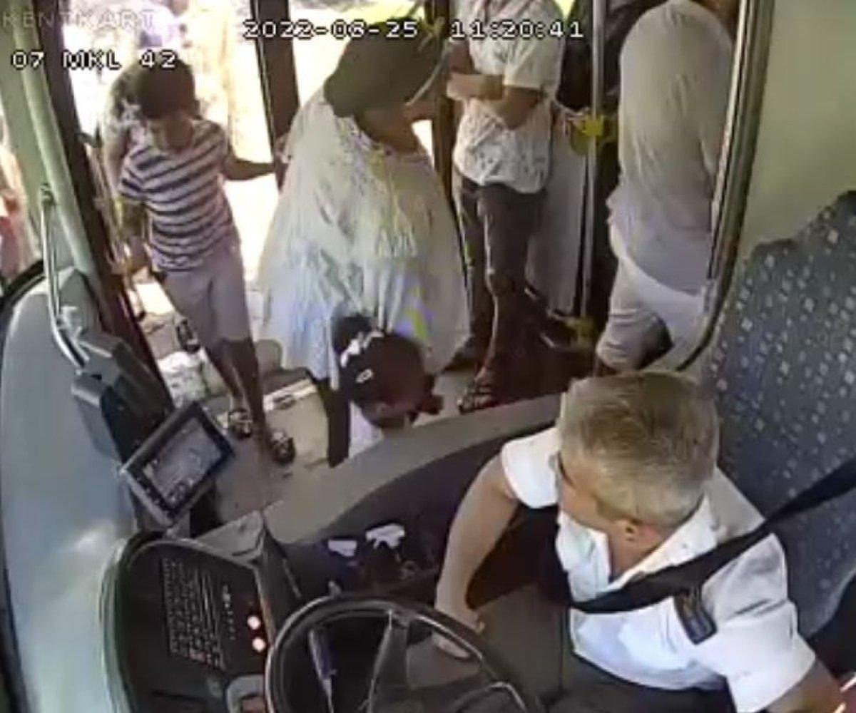 Antalya'daki otobüste unutulan turist çocuğa şoför yardımı