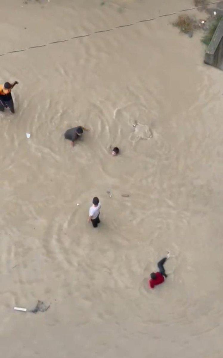 Tekirdağ'da çocuklar sel sularında yüzdü
