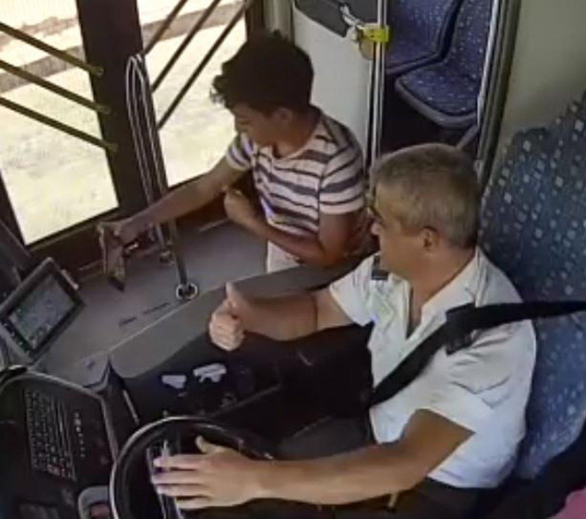 Antalya'daki otobüste unutulan turist çocuğa şoför yardımı